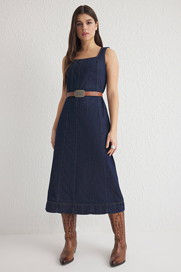 Koyu Mavi Dikiş Detaylı Kare Yaka Askılı Midi Denim Elbise TWOSS25EL00006 - 1