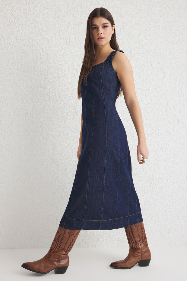 Koyu Mavi Dikiş Detaylı Kare Yaka Askılı Midi Denim Elbise TWOSS25EL00006 - 2