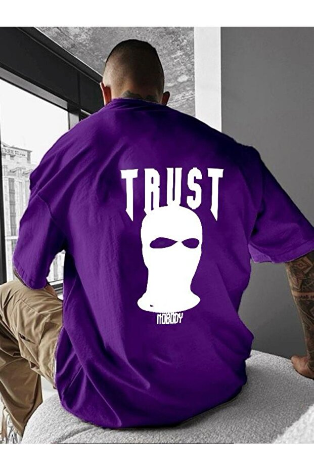 تي شيرت مطبوع كبير الحجم من Trust