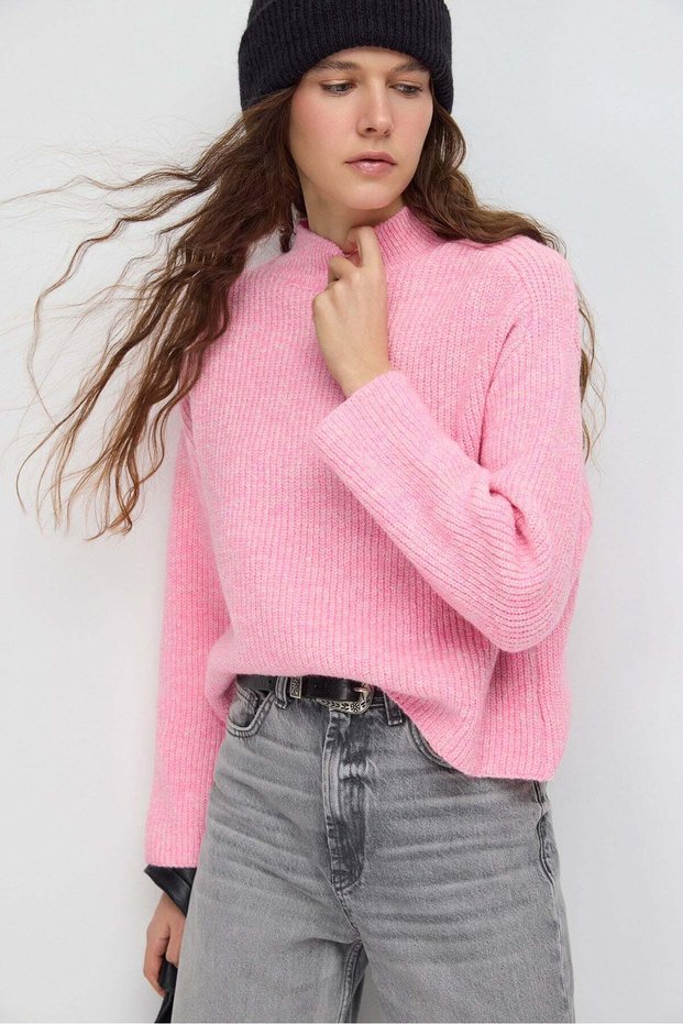 Kurzer Strickpullover mit halbrolliertem Kragen