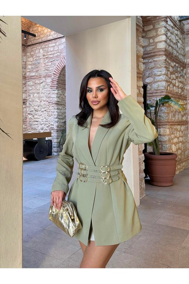 سترة نسائية بتفاصيل حزام