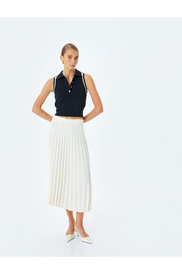Crepe fabric medium rise midi pleated skirt.