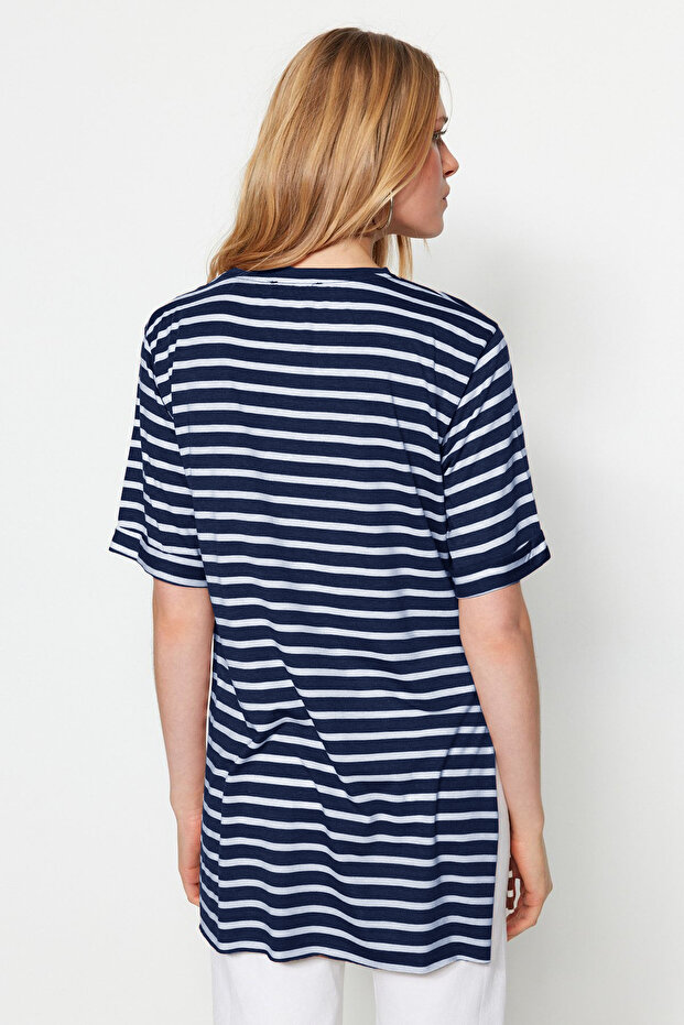Lacivert Çizgili Yırtmaç Detaylı Oversize/Geniş Kalıp Bisiklet Yaka Örme T-Shirt TWOSS23TS00097 - 6