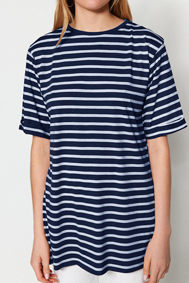 Lacivert Çizgili Yırtmaç Detaylı Oversize/Geniş Kalıp Bisiklet Yaka Örme T-Shirt TWOSS23TS00097 - 4