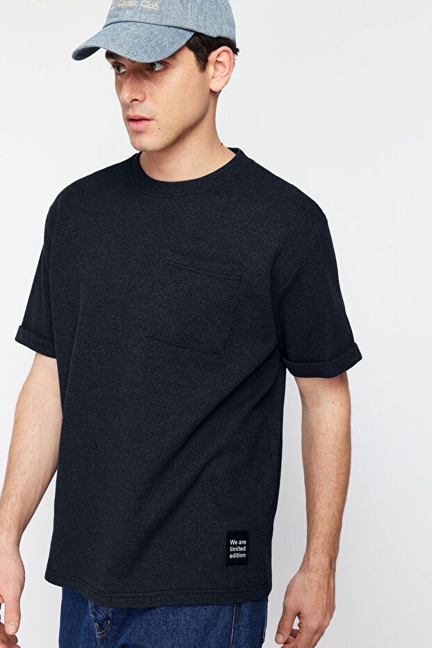 Basic Lacivert Relaxed/Rahat Kesim Dokulu Waffle Cepli Etiketli Kısa Kol T-Shirt TMNSS23TS00077 - 7