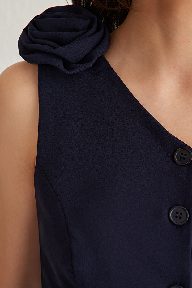 Koyu Lacivert Fitted Tek Omuz Güllü Crop Dokuma Yelek TWOSS24YE00038 - 4