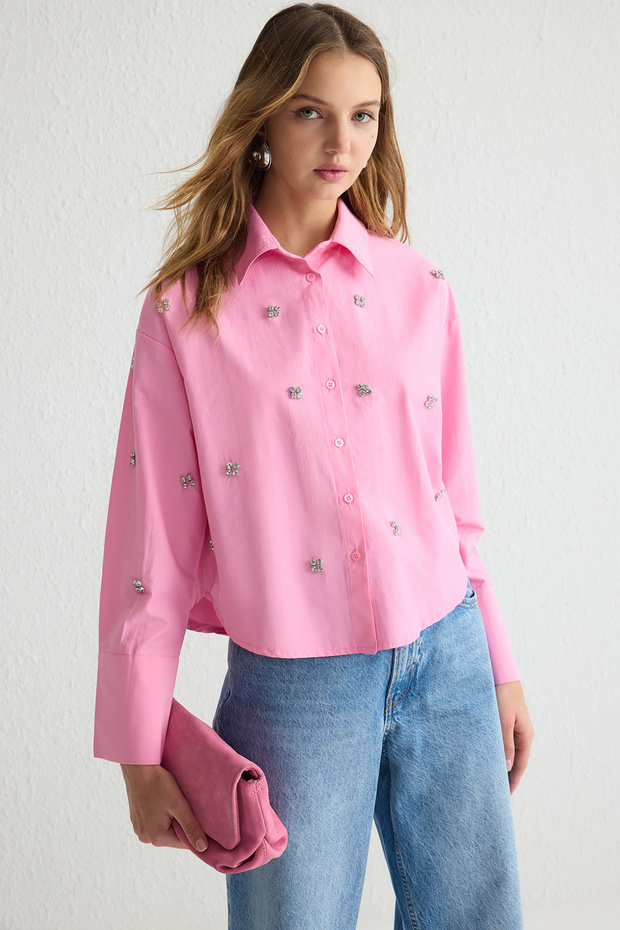 Gewebtes Hemd mit rosa Stein-Accessoire-Detail TCTSS25TG00007 - 2