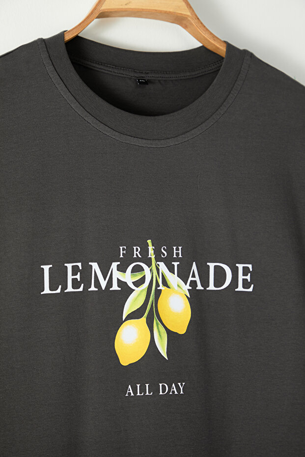 Antrasit Oversize/Geniş Kesim Bisiklet Yaka Limon Baskılı Büyük Beden T-Shirt TMNSS25BF00002 - 5