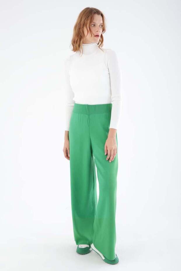 بنطال تريكو بأرجل طويلة باللون الأخضر
