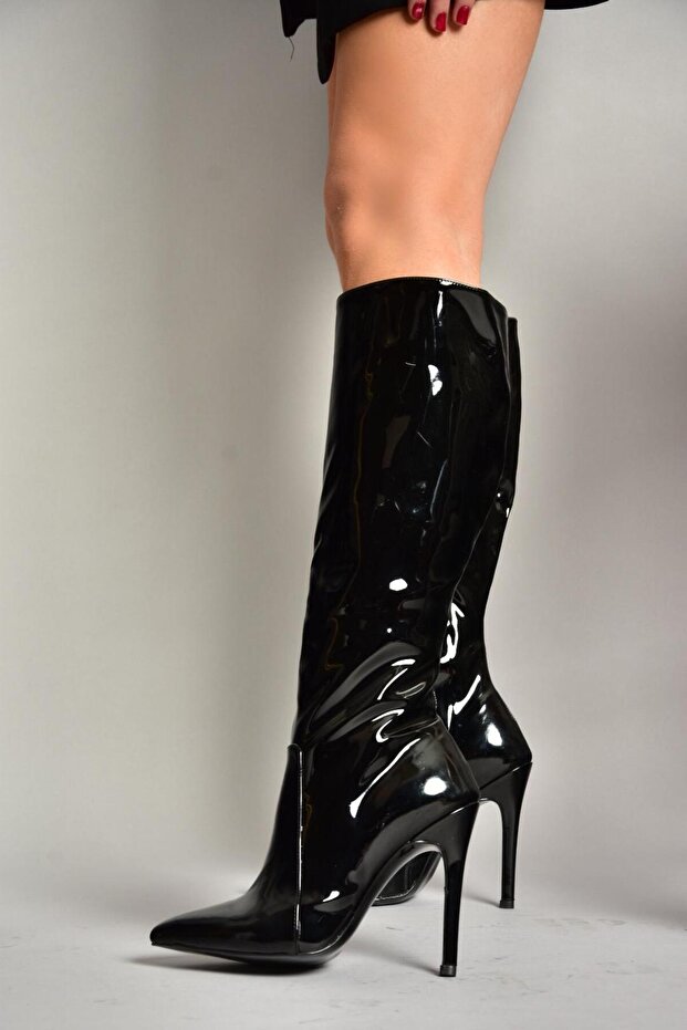 N 372530108 Czarne lakierowane buty damskie na cienkim obcasie i ze spiczastym noskiem - 2