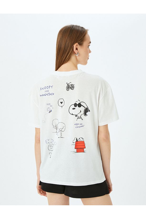 Snoopy Baskılı Lisanslı Bisiklet Yaka Kısa Kollu Oversize Tişört - 4