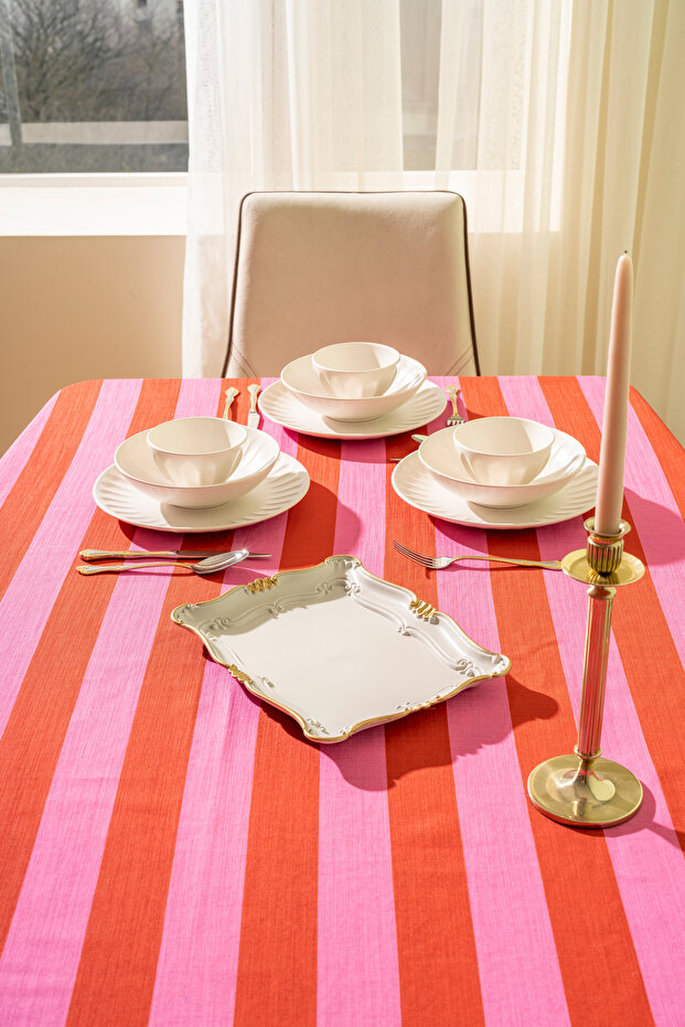 مفرش طاولة منقوش باللون الأحمر والوردي - 2