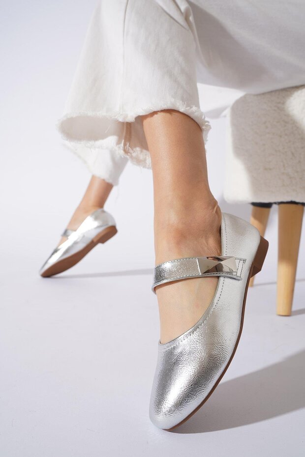 Boris Women's Scarf Buckle Ballerina Silver Wrinkled