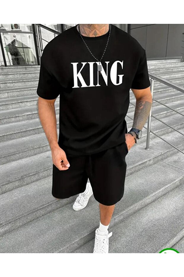 طقم قصير أسود مطبوع من King - مقاس مريح، رقبة دائرية