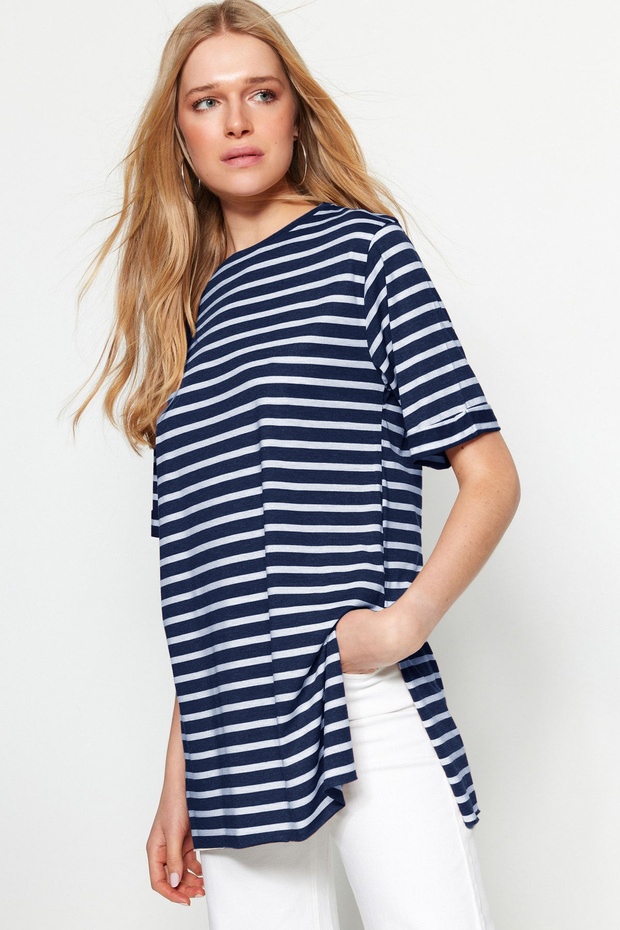 Lacivert Çizgili Yırtmaç Detaylı Oversize/Geniş Kalıp Bisiklet Yaka Örme T-Shirt TWOSS23TS00097 - 3