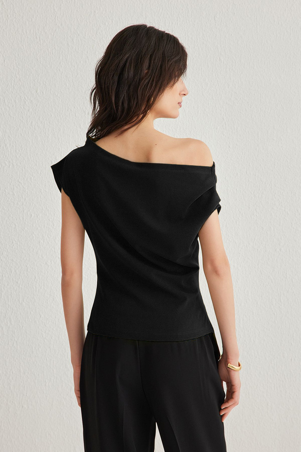 Siyah Büzgü/Drape Detaylı Dökümlü Asimetrik Yaka Örme Bluz TWOSS25BZ00024 - 4