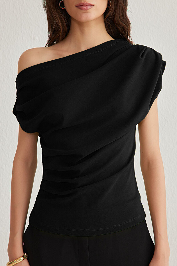 Siyah Büzgü/Drape Detaylı Dökümlü Asimetrik Yaka Örme Bluz TWOSS25BZ00024 - 3