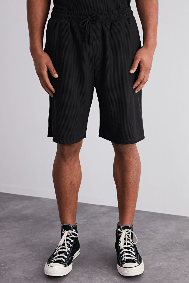 Siyah Oversize/Geniş Kesim Dokulu Kırışmaz Ottoman Şort TMNSS24SR00037 - 1