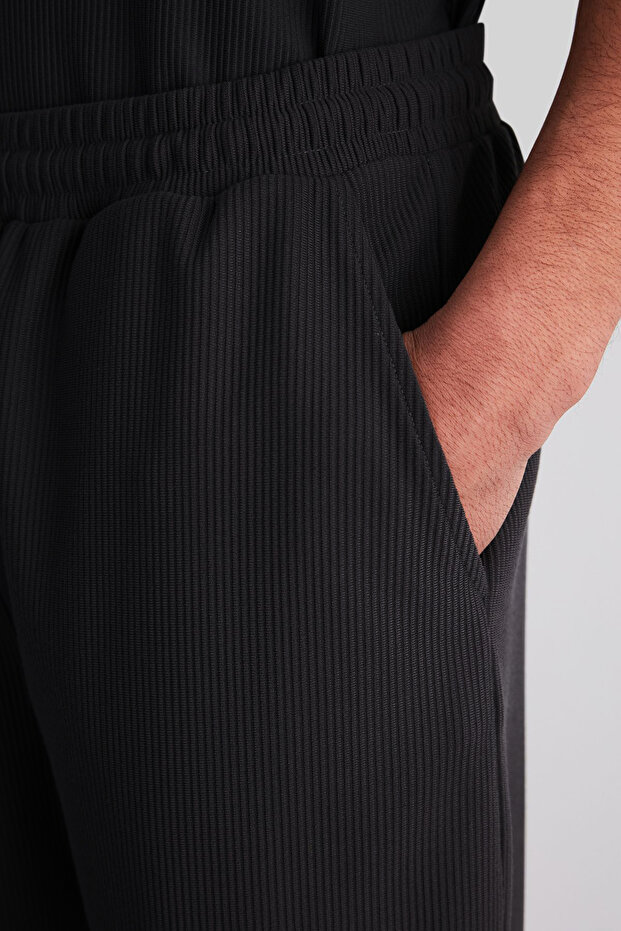 Siyah Oversize/Geniş Kesim Dokulu Kırışmaz Ottoman Şort TMNSS24SR00037 - 5