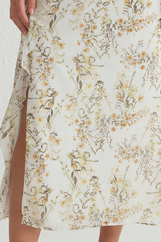 Biała, kwiatowa, falbaniasta sukienka maxi z szyfonu w kształcie litery A z lejącej tkaniny TWOSS25EL00019 - 4