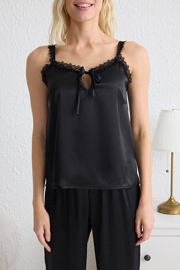 Siyah Dantel ve Yırtmaç Detaylı Saten Dokuma Pijama Takımı THMSS25PT00114 - 3