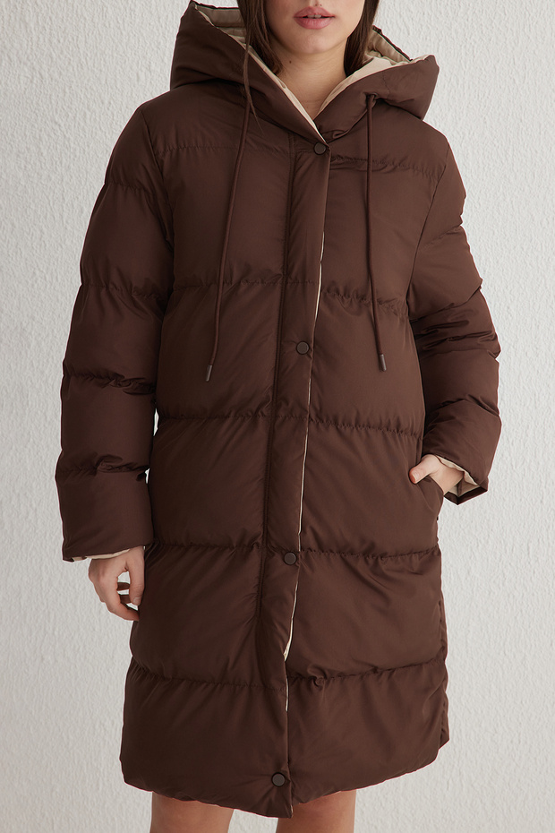Ciemnobrązowo-ecru dwustronna kurtka puchowa z kapturem, wodoodporna, długa, regularna, z kapturem TWOAW23MO00052 - 9