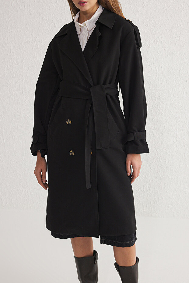 Siyah Oversize Geniş Kesim Kuşaklı Su İtici Uzun Trençkot TWOSS21TR0005 - 4