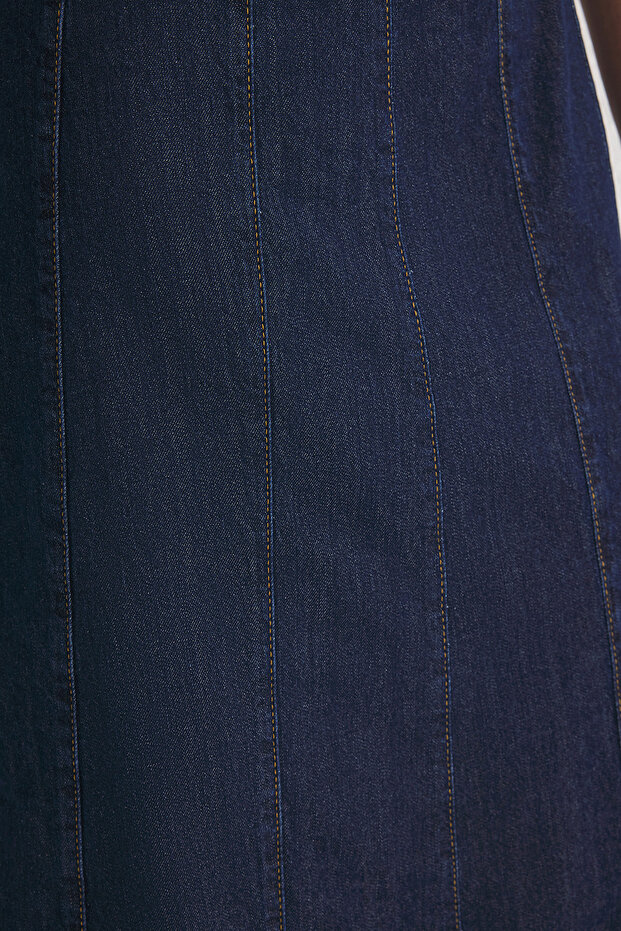 Koyu Mavi Dikiş Detaylı Kare Yaka Askılı Midi Denim Elbise TWOSS25EL00006 - 4