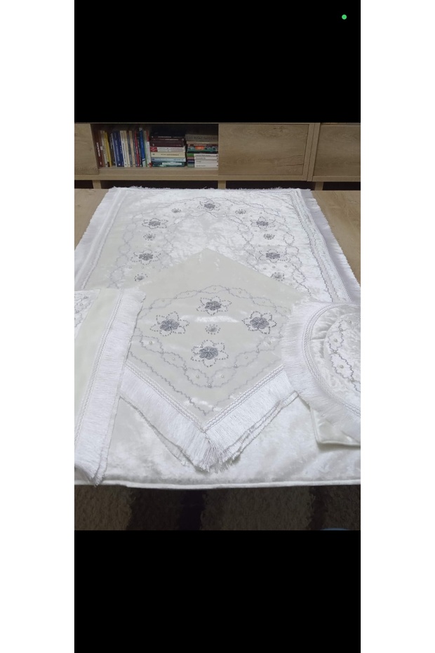 Needlepoint White Color Embroidered on Velvet Fabric Prayer Rug Set