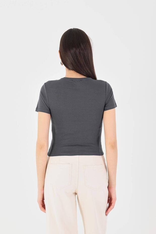 طاقم الرقبة الأساسية تي شيرت P15686-T8 - 5