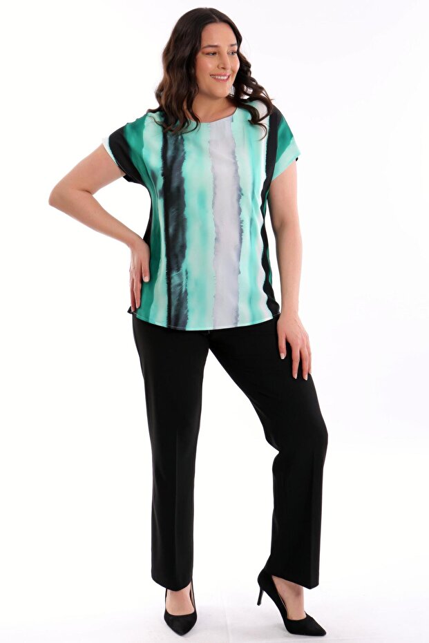 بلوزة سوداء أساسية بأكمام منخفضة منقوشة بمقاسات كبيرة - 2