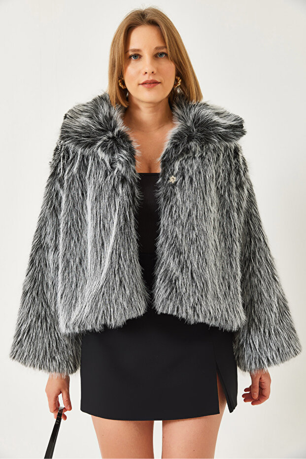 Women's Black and White Collared Faux Fur Lined Coat 38120 60251969