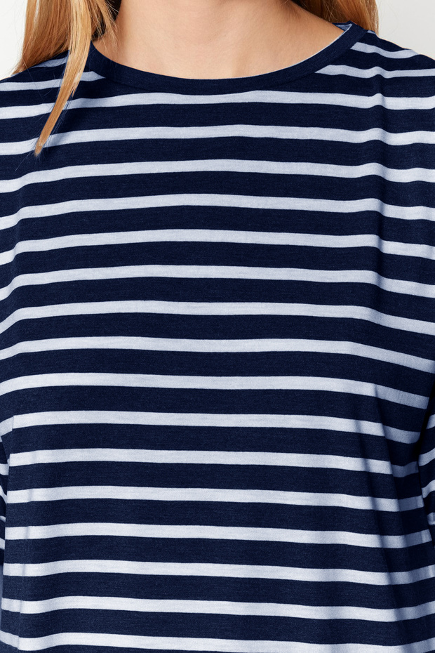 Lacivert Çizgili Yırtmaç Detaylı Oversize/Geniş Kalıp Bisiklet Yaka Örme T-Shirt TWOSS23TS00097 - 5