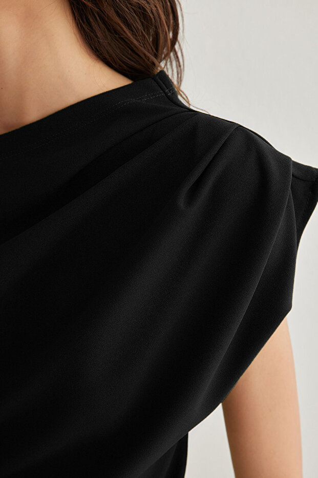 Siyah Büzgü/Drape Detaylı Dökümlü Asimetrik Yaka Örme Bluz TWOSS25BZ00024 - 5
