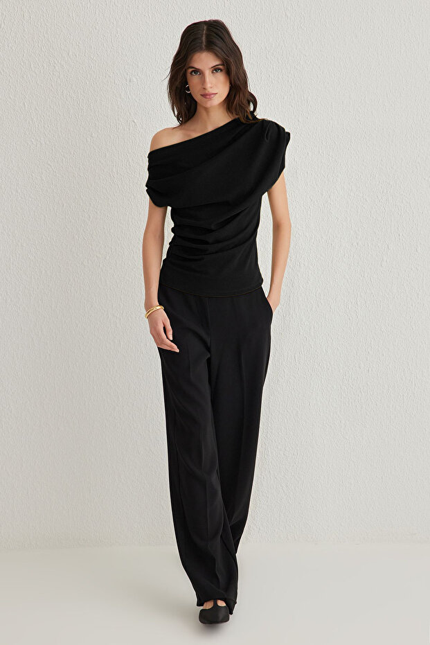 Siyah Büzgü/Drape Detaylı Dökümlü Asimetrik Yaka Örme Bluz TWOSS25BZ00024 - 2