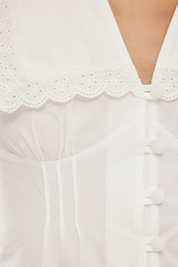 Beyaz Fitted Bebe Yaka Crop Dokuma Gömlek TWOSS25GO00058 - 4