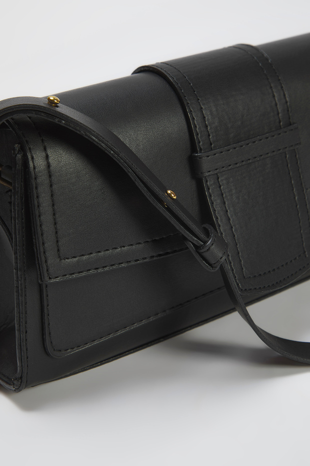 Czarna torebka na ramię z zatrzaskiem TAKSS25OC00014 - 6