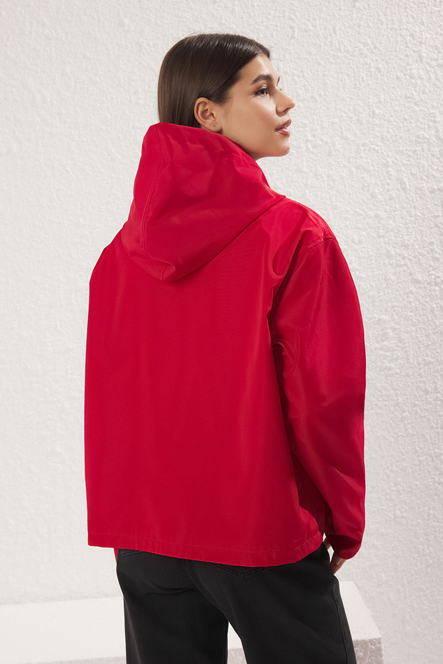 Czerwony oversize'owy płaszcz przeciwdeszczowy w paski z podszewką TWOAW25YR00003 - 5