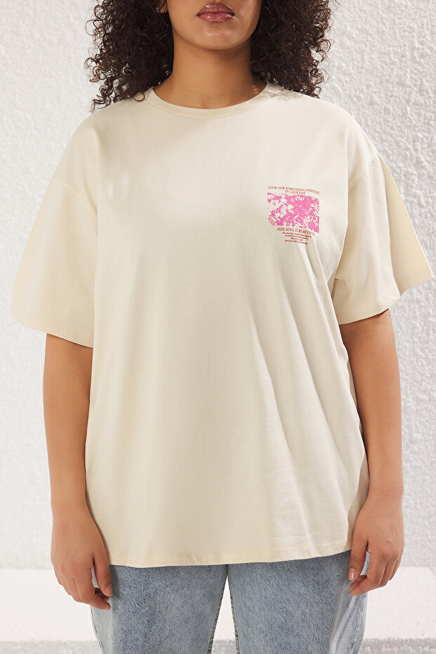 Bej Oversize Fit %100 Pamuk Ön ve Arka Baskılı Örme Büyük Beden T-Shirt TBBSS25BF00002 - 3