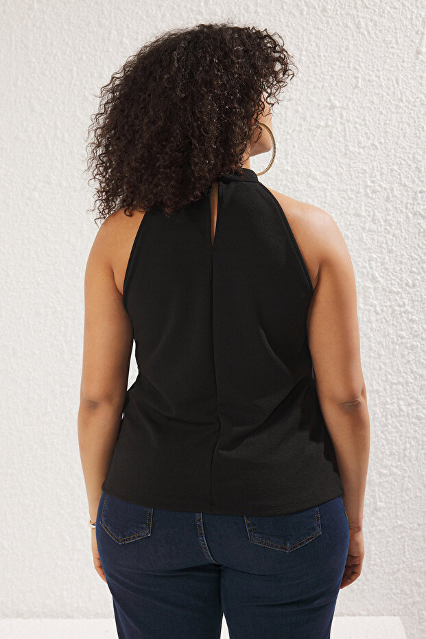 Siyah Halter Yaka Bağlama Detaylı Örme Büyük Beden Bluz TBBSS25AF00007 - 5