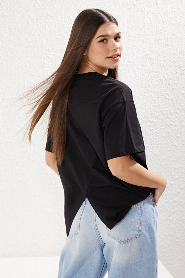 Siyah %100 Süprem Oversize/Geniş Kesim Asimetrik Sırt Detaylı Örme T-Shirt TWOSS25TS00040 - 5