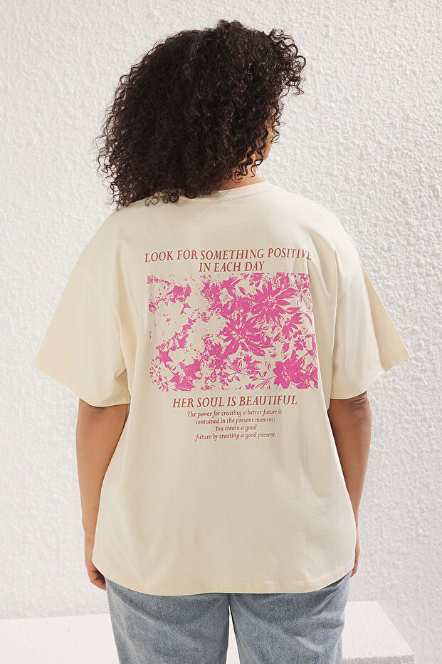 Bej Oversize Fit %100 Pamuk Ön ve Arka Baskılı Örme Büyük Beden T-Shirt TBBSS25BF00002 - 5