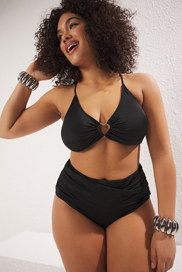 Siyah Kalp Aksesuar Detaylı Askılı Büyük Beden Bikini Üstü TBBSS25CT00008 - 1