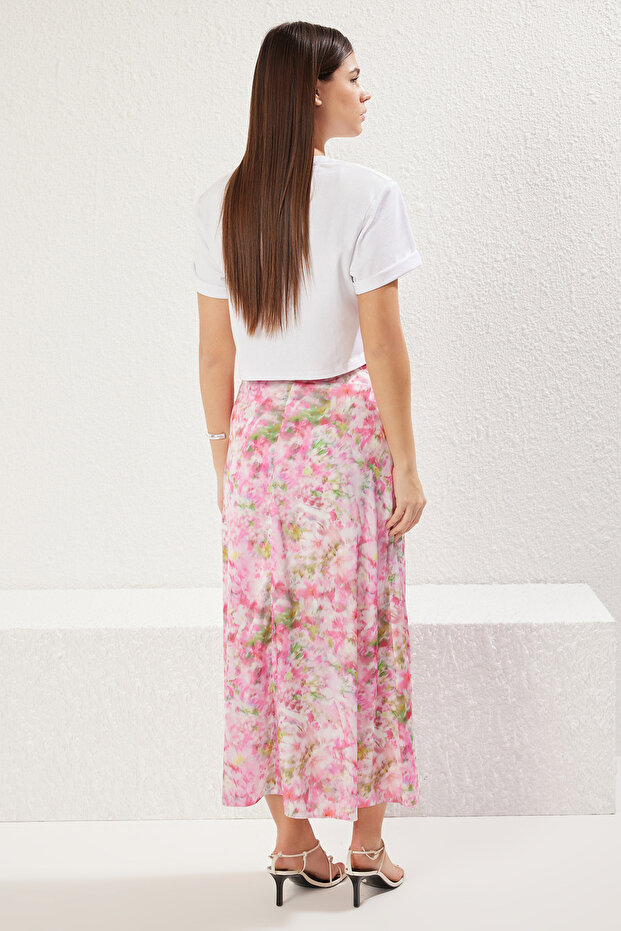Çok Renkli Batik Çiçek Desenli Saten Kumaş A-line Kalıp Midi Boy Dokuma Etek TWOSS25ET00034 - 5