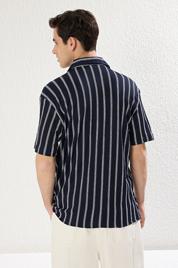 Lacivert Regular Fit Kısa Kollu Bürümcük Çizgili Salaş Dökümlü Yazlık Gömlek TMNSS25GO00014 - 8