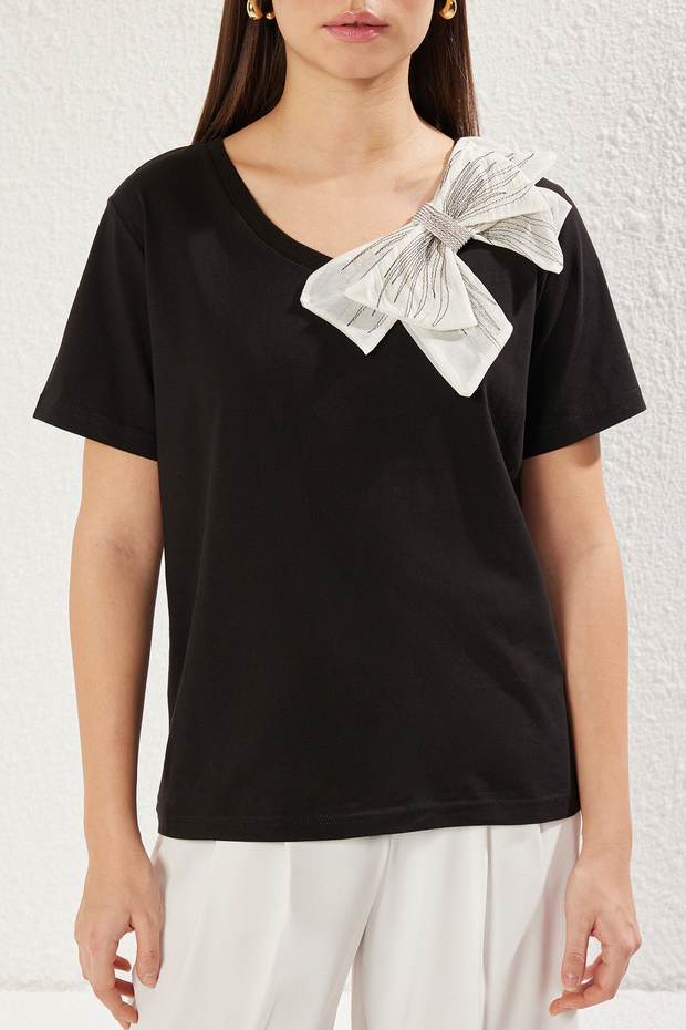 Siyah Fiyonk Aksesuar Detaylı Oversize/Geniş Kalıp Örme T-Shirt TWOSS25TS00044 - 3