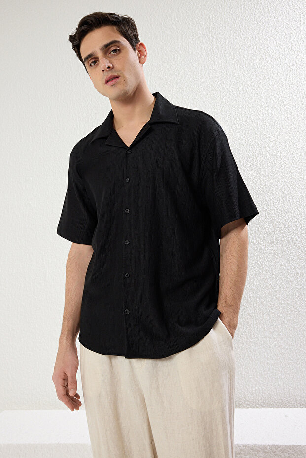 Siyah Oversize Dokulu Esnek Rahat Örme Kumaş Gömlek TMNSS25GO00006 - 2