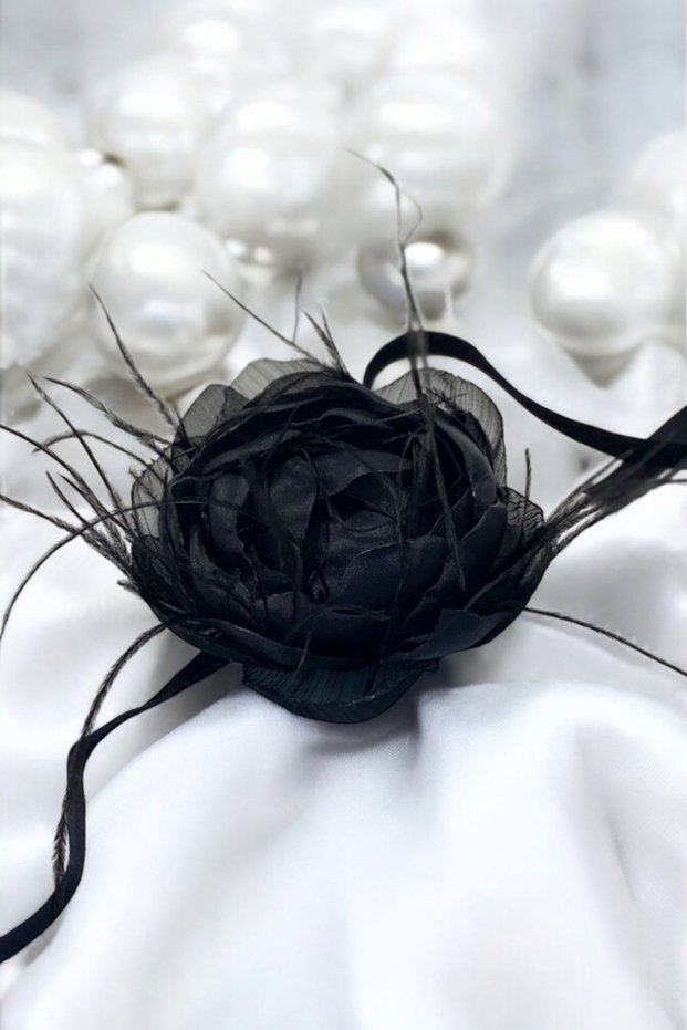Fabric Black Choker with Romantic Flower Design – the Ultimate in Fashion and Elegance