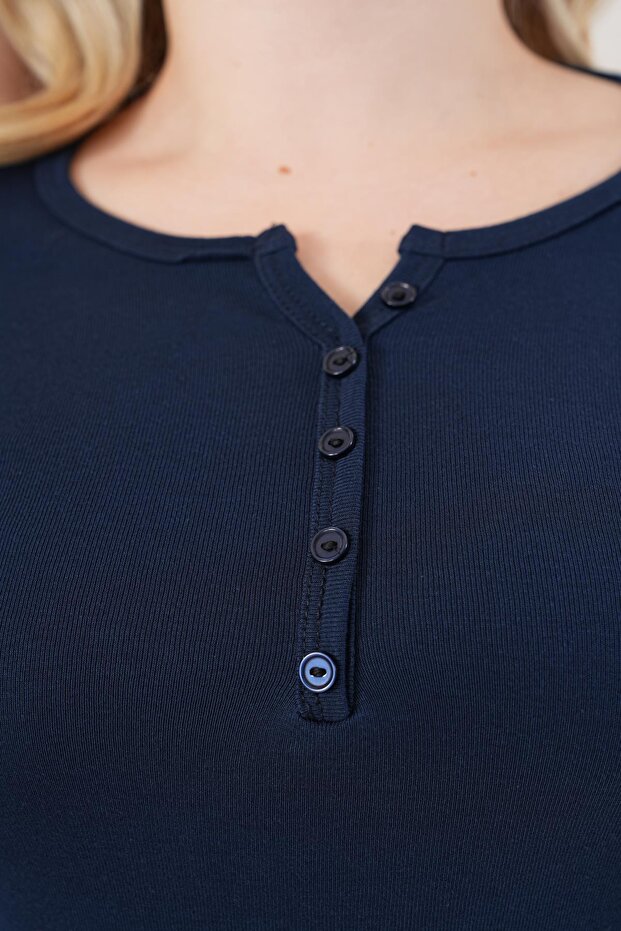 بلوزة أساسية من القطن والليكرا مع تفاصيل أزرار كبيرة الحجم - 7