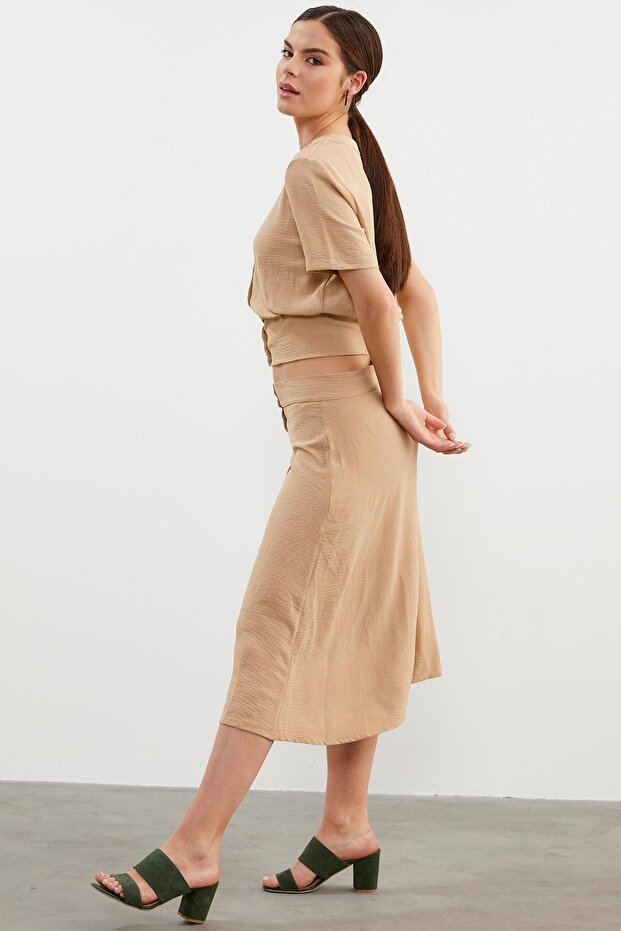 طقم كريب مزدوج بتفاصيل أزرار - بيج - 6